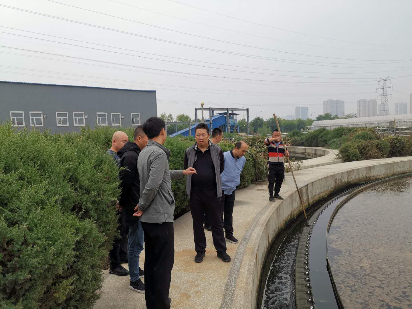 公司總經(jīng)理王建人在供水、污水生產(chǎn)一線開展風險隱患排查 (2).jpg